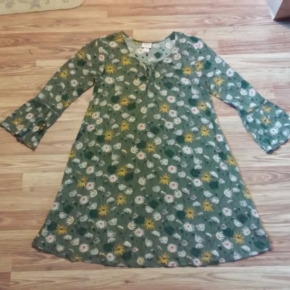 Dress Sz M Mossimo Green With Multi Color Flowers Bottom Of Sleeves Flair Out